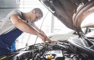 Mécanicien automobile indépendant effectuant une réparation sur un moteur